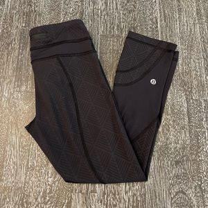 Lululemon Run: Inspire Crop II Block-It Pocket in black (with embossed pattern)